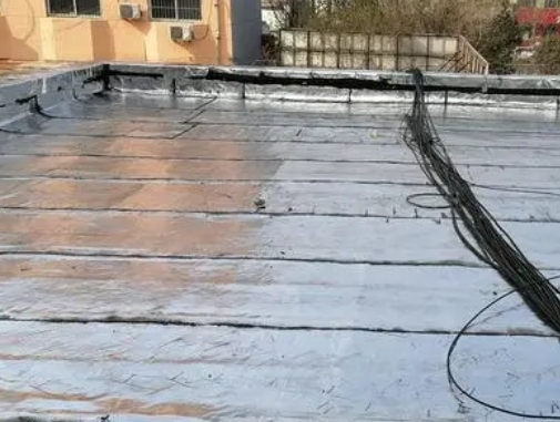 利辛卫生间漏水维修公司分享下利辛屋面楼顶防水刚性防水层施工要点。